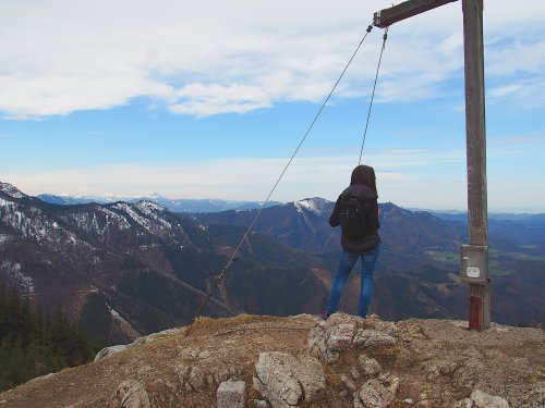 Frau am Berg mit Gipfelkreuz