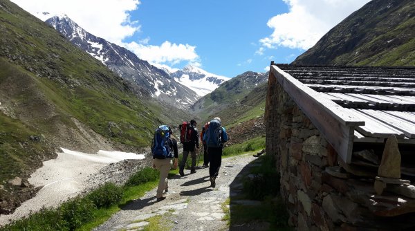 Wandern, aber richtig - In diesem Kurs erfährst du die wichtigsten Grundlagen für das Bergwandern Wandern, aber richtig - In diesem Kurs erfährst du die wichtigsten Grundlagen für das Bergwandern