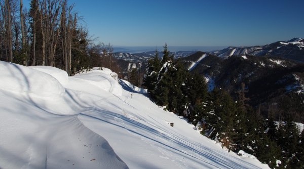 Schneeschuh-Wanderungen - Winter ist kein Grund, drinnen zu bleiben! Genieße die Stille der ruhigen Jahreszeit und die klare Winterluft Schneeschuh-Wanderungen - Winter ist kein Grund, drinnen zu bleiben! Genieße die Stille der ruhigen Jahreszeit und die klare Winterluft