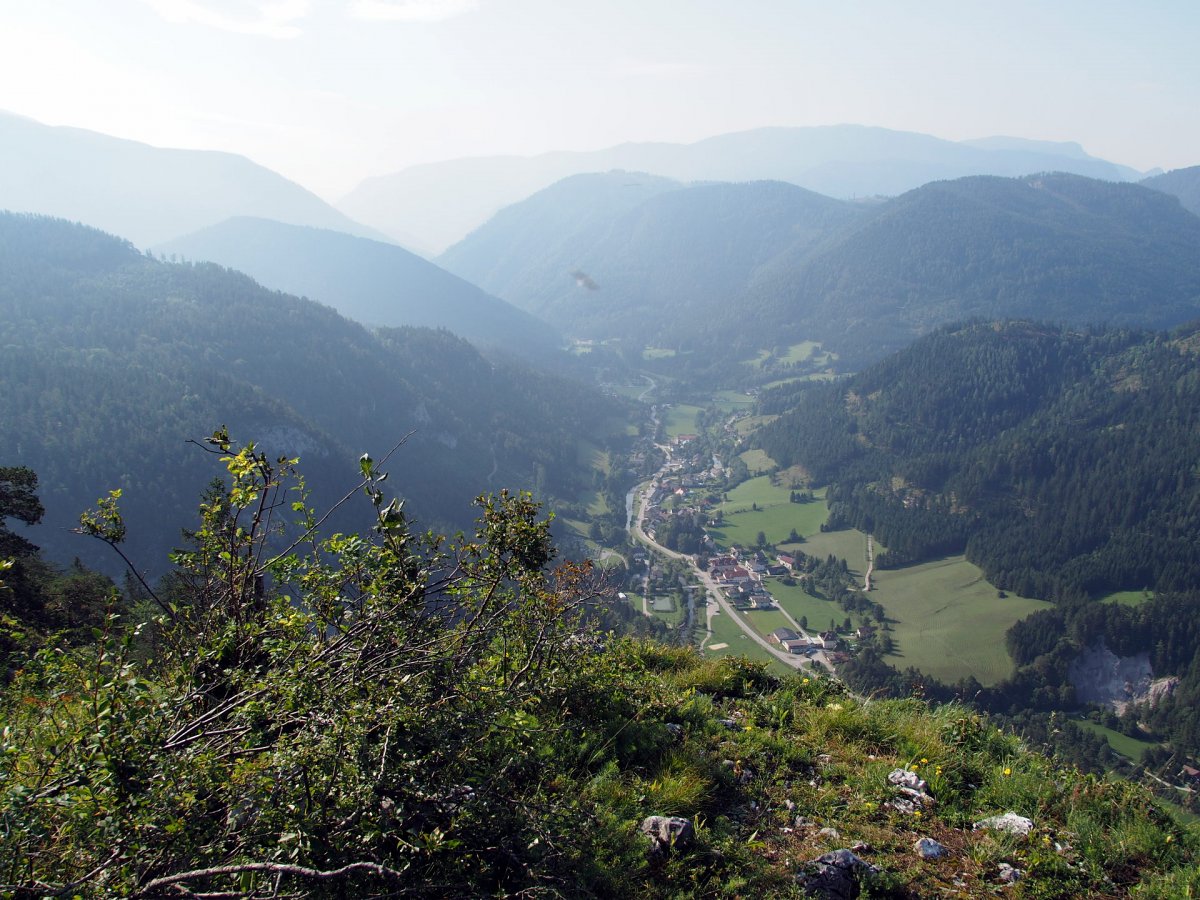 Blick vom Falkenstein auf Schwarzau / Niederösterreich