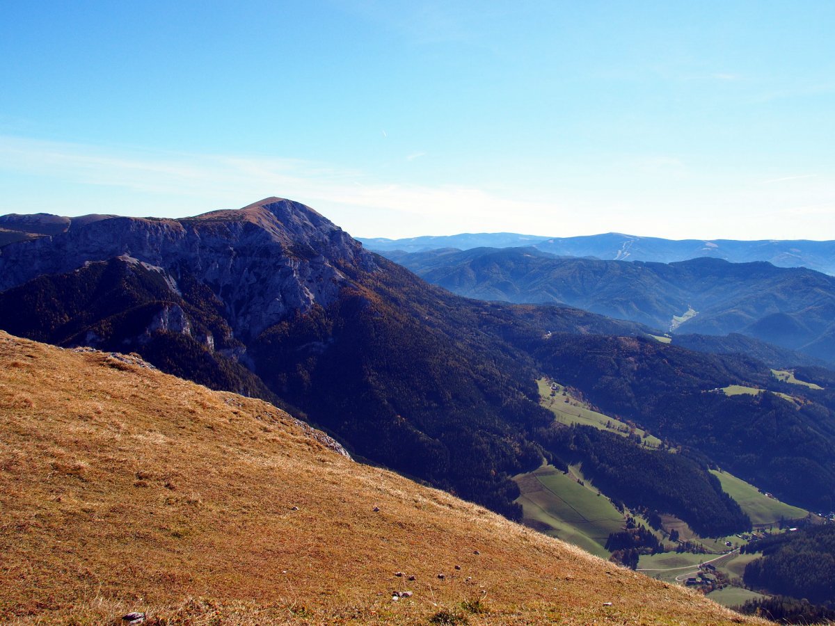 Blick zur Rax und nach Altenberg / Niederösterreich